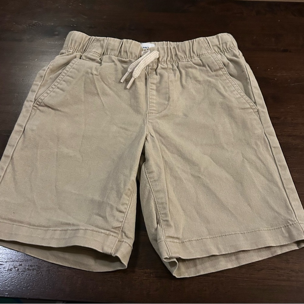 Children’s Place size 7 khaki shorts.